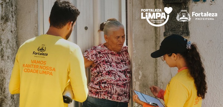 idosa recebendo visita de agentes com uniforme do fortaleza limpa